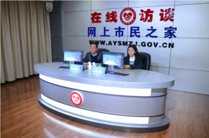 公司董事長、總經(jīng)理?xiàng)钣婪遄隹汀对诰€訪談》欄目